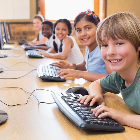 niños en clase de informática